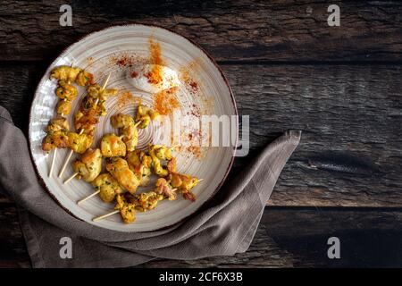 Hausgemachte maurische Spieße mit Reis aus Fleisch mit Gewürzen. Typisch orientalisches Essen von oben auf Holzhintergrund. Flach liegend. Draufsicht Stockfoto