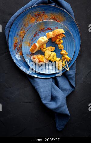 Hausgemachte maurische Spieße mit Reis aus Fleisch mit Gewürzen. Typisch orientalisches Essen von oben auf dunklem Hintergrund. Flach liegend. Draufsicht Stockfoto