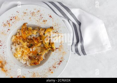 Hausgemachte maurische Spieße mit Reis aus Fleisch mit Gewürzen. Typisch orientalisches Essen von oben auf weißem Hintergrund. Flach liegend. Draufsicht Stockfoto