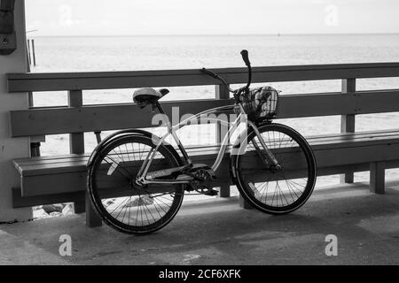 Ein Fahrrad auf einem Pier in St.Simons in Georgien. Stockfoto