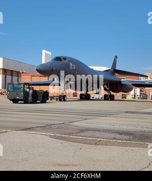 Ein B-1B Lancer, Tail Number 86-0094, wird über Douglas Blvd. Zum Maintenance Repair and Overhaul Technology Center (MROTC) gebracht, um einen ersten Teil von Gate 1 der programmierten Depotwartung April 21 zu erhalten. Das Personal von 567. AMXS wird drei Tage lang Wartungsarbeiten durchführen. Dazu gehören Einzelsystemprüfungen an 40 einzelnen Stellgliedern, die die Spannungsausgänge validieren, sowie die Abfrage jedes Stellgliedes auf hydraulische Lecks. Nach der Fertigstellung einzelner Systeme werden die horizontalen Stabilisatoren aus dem Flugzeug entfernt. Dies ist das erste Mal, dass die horizontalen Stabilisatoren bei t entfernt wurden Stockfoto