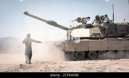 Ein 1. Bataillon, 77. Panzerregiment Soldat führt eine M1A2 Abrams Main Battle Tank Crew im Fort Bliss Training Complex in New Mexico, 28. August 2020. Soldaten von 1-77 Armor und der 1. Panzerdivision haben Fort Bliss seit 2008 nach Hause gerufen. Stockfoto