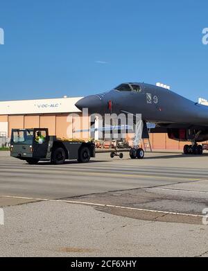 Ein B-1B Lancer, Tail Number 86-0094, wird über Douglas Blvd. Zum Maintenance Repair and Overhaul Technology Center (MROTC) gebracht, um einen ersten Teil von Gate 1 der programmierten Depotwartung April 21 zu erhalten. Das Personal von 567. AMXS wird drei Tage lang Wartungsarbeiten durchführen. Dazu gehören Einzelsystemprüfungen an 40 einzelnen Stellgliedern, die die Spannungsausgänge validieren, sowie die Abfrage jedes Stellgliedes auf hydraulische Lecks. Nach der Fertigstellung einzelner Systeme werden die horizontalen Stabilisatoren aus dem Flugzeug entfernt. Dies ist das erste Mal, dass die horizontalen Stabilisatoren bei t entfernt wurden Stockfoto