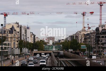 (200904) -- PARIS, 4. September 2020 (Xinhua) -- der Arc de Triomphe ist mit Turmdrehkranen in der Nähe vom La Defense Geschäftsviertel in Paris, Frankreich, 3. September 2020 zu sehen. Die französische Regierung will 100 Milliarden Euro (118 Milliarden US-Dollar) in einem Wiederauffüllungsplan "von historischer Größe" mobilisieren, um das Land von der Pandemie des Coronavirus zu erholen, kündigte Premierminister Jean Castex am Donnerstag an. Ökologischer Übergang, Wettbewerbsfähigkeit und sozialer Zusammenhalt wurden als die drei Säulen des Plans genannt "France Relaunch", die Castex sagte, war "die größte angekündigt, bis heute unter Stockfoto