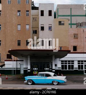 Seitenansicht des blauen Oldtimers auf der Seite des Asphalts Straße in der Nähe der Tankstelle in Kuba Stockfoto