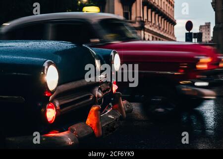 Haube von blauen Oldtimer mit Licht an und rot Altes Auto in Bewegung auf dem Hintergrund bei regnerischem Wetter in Kuba Stockfoto