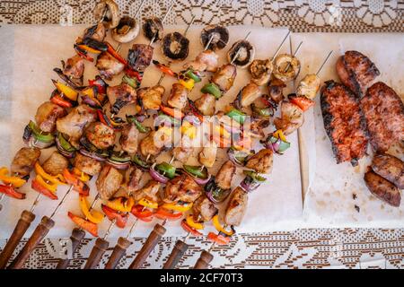 Draufsicht auf Teller mit Spieße Spieße von Schweinefleisch mit Gemüse und Chorizo vom Grill Stockfoto