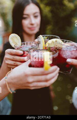 Gruppe von fröhlichen Freunden klirren Gläser auf der Party Stockfoto