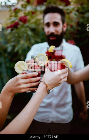 Gruppe von fröhlichen Freunden klirren Gläser auf der Party Stockfoto