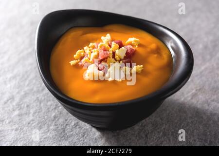 Schüssel mit Salmorejo Schinken und hartgekochtem Ei Stockfoto