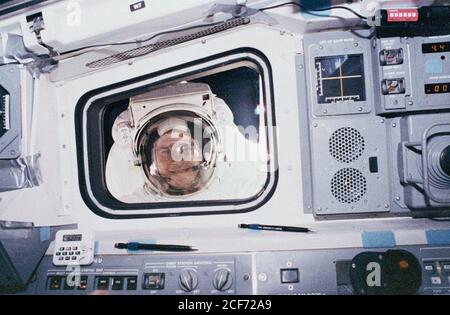 Rick Hieb, ein Missionsspezialist an Bord von STS-49, blickt während seines Raumflugs in das Flugdeck des Orbiters. STS-49, der am 7. Mai 1992 startete und am 16. Mai 1992 wieder auf die Erde kam, markierte den ersten Flug von Endeavour und die erste Shuttle-Mission mit vier EVAs. HIeb half zusammen mit den Astronauten Pierre Thuot und Thomas Akers bei der Genesung von INTELSAT VI, einem Kommunikationssatelliten, dessen Orbit instabil geworden war.