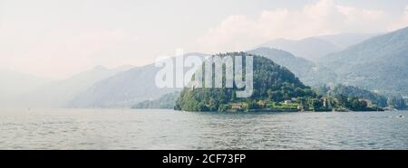 Malerische Landschaft von Bellagio am Comer See mit Alpen im Hintergrund. Italien. Panoramablick vom Wasser. Zauberhafte Panoramalandschaft. Stockfoto