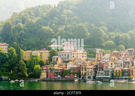 Morgenblick auf die bunte Stadt Varenna am Comer See in Italien. Helle Architektur mit gelben Gebäuden. Stockfoto