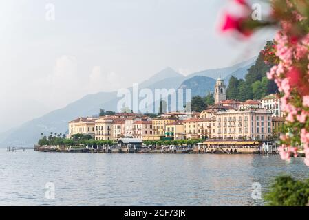 Bellagio am Comer See. Sonnenuntergang. Lombardei. Italien. Schöne Landschaft mit Bergen. Stockfoto