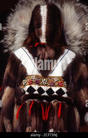 Chena Village In Der Nähe Von Fairbanks, Alaska. Junge Athabascan indische Frau trägt handgemachte Parka. Stockfoto