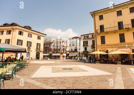 Menaggio. Italien - 23. Juli 2019: Platz im historischen Zentrum von Menaggio am Comer See. Café, Restaurants und Souvenirläden. Stockfoto