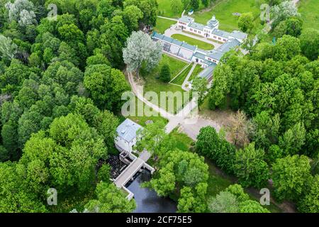ZALESSE, WEISSRUSSLAND - 7. JUNI 2020: Das alte gut mit dem schönen Park des berühmten Komponisten Michal Oginski. Wurde 1822 erbaut. Reisen Sie in Weißrussland. Top-down A Stockfoto