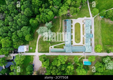 ZALESSE, WEISSRUSSLAND - 7. JUNI 2020: Das alte gut mit dem schönen Park des berühmten Komponisten Michal Oginski. Wurde 1822 erbaut. Reisen Sie in Weißrussland. Antenne oben Stockfoto