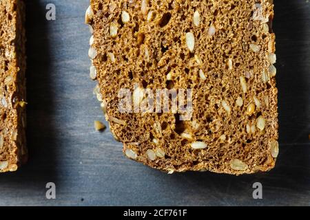 Geschnittenes Brot auf hölzernen Hintergrund Stockfoto
