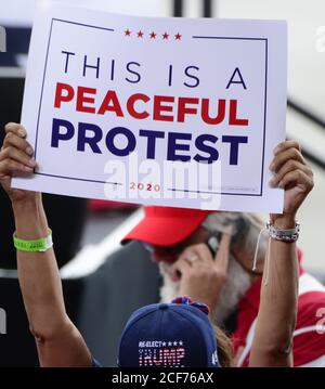 Latrobe, Usa. September 2020. Ein Unterstützer von Präsident Donald Trump hält ein Schild hoch, während er auf seine Ankunft für eine Kundgebung am Arnold Palmer Regionalflughafen in Latrobe, Pennsylvania am Donnerstag, 3. September 2020 wartet. Foto von Archie Carpenter/UPI Kredit: UPI/Alamy Live News Stockfoto