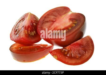 Food of the Future Konzept - kleine Scheiben von dunkelroten Tomaten. Isoliert auf weißem Studiomakro Stockfoto