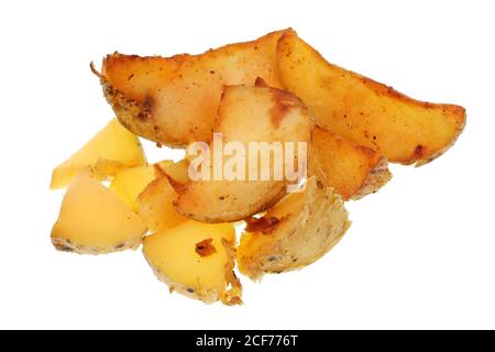 Food of the Future Konzept - kleine Scheiben gebratener Kartoffeln. Isoliert auf weißem Studiomakro Stockfoto