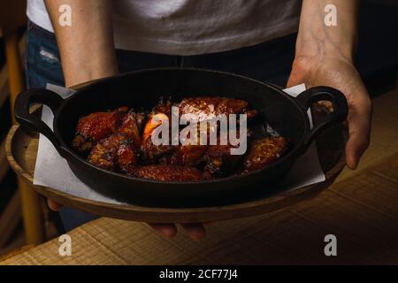 Geröstetes Fleisch in schwarzer gusseiserner Pfanne Stockfoto