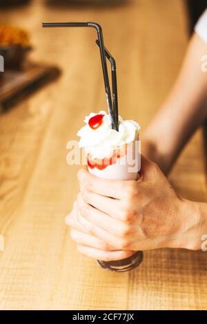 Weißes Eis in Papierkegel in den Händen Stockfoto
