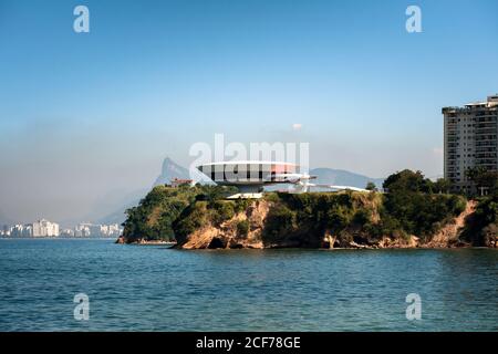 Schöne Aussicht auf das Niteroi Museum und den Strand Brasilien Stockfoto