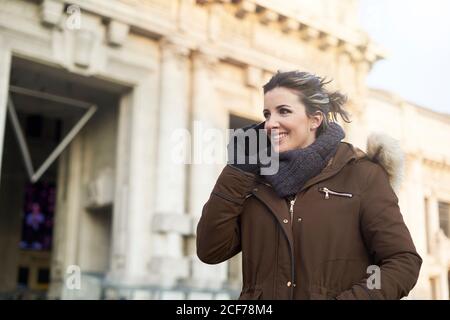 Junge Frau in Winterkleidung telefonieren im Freien in Mailand Italien Stockfoto