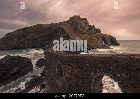 Malerische Landschaft der Insel Gaztelugatxe mit langen Steinbrücke vorbei An windigen Tagen durch die Küste Stockfoto