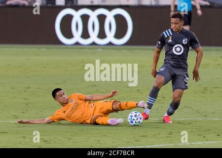 Houston, Texas, USA. September 2020. Houston Dynamo Mittelfeldspieler Memo Rodriguez (8) macht einen Slide Kick gegen die Minnesota United im BBVA Stadium in Houston, Texas. Maria Lysaker/CSM/Alamy Live News Stockfoto