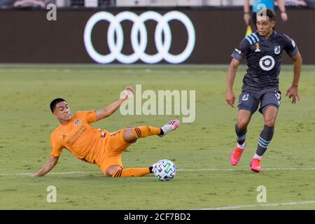 Houston, Texas, USA. September 2020. Houston Dynamo Mittelfeldspieler Memo Rodriguez (8) macht einen Slide Kick gegen die Minnesota United im BBVA Stadium in Houston, Texas. Maria Lysaker/CSM/Alamy Live News Stockfoto