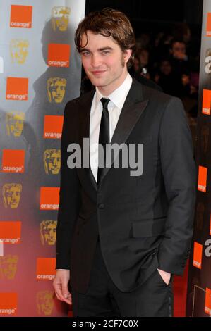 London, Vereinigte Staaten Von Amerika. Februar 2010. SMG LA2IM ROBERT PATTINSON OBAFA 022110 24.JPG LONDON, ENGLAND - FEBRUAR 21: ROBERT PATTINSON nimmt am 21. Februar 2010 an den Orange British Academy Film Awards 2010 im Royal Opera House in London, England Teil.( Quelle: Storms Media Group/Alamy Live News Stockfoto