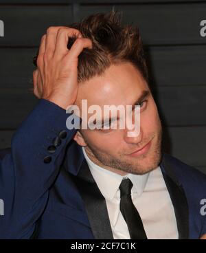 BEVERLY HILLS, CA - FEBRUAR 22: Natalie Portman nimmt an der Vanity Fair Oscar Party 2015 Teil, die von Graydon Carter im Wallis Annenberg Center for the Performing Arts am 22. Februar 2015 in Beverly Hills, Kalifornien veranstaltet wird.Personen: Robert Pattinson Quelle: Storms Media Group/Alamy Live News Stockfoto