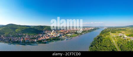 Krems und Donau. Berühmte Altstadt in Niederösterreich im Sommer. Stockfoto