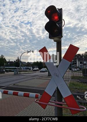 NORDERSTEDT, DEUTSCHLAND - 05. Aug 2020: Barriere rot Verkehrsschild Gefahr Stockfoto