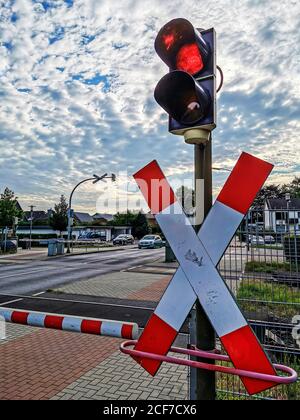 NORDERSTEDT, DEUTSCHLAND - 05. Aug 2020: Barriere rot Verkehrsschild Gefahr Zug st. andrew's Cross Transport Symbol Eisenbahn Signal Straße Bahnhaltestelle tra Stockfoto