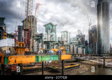 Nine Elms und Vauxhall Tower, Themse, London, Großbritannien Stockfoto