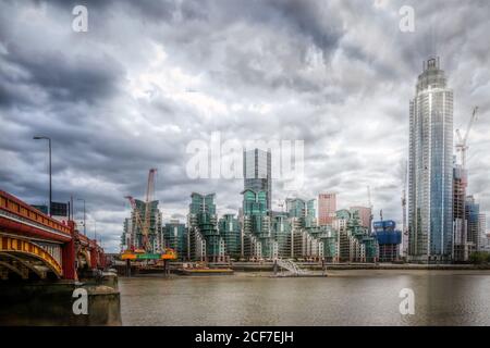 Nine Elms und Vauxhall Tower, Themse, London, Großbritannien Stockfoto