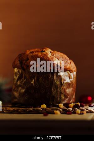 Panetone (traditionelles italienisches Weihnachtsdessert). Vertikale Zusammensetzung Stockfoto
