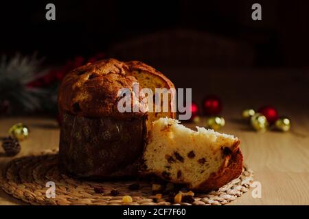 Panettone Kuchen und Scheiben mit Rosinen auf einem dunklen Hintergrund. Leeres Leerzeichen für Text Stockfoto