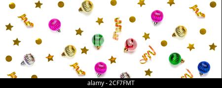 Nahtlose Muster der Weihnachtsbaum Dekorationen bunte Kugel, glitzert auf isolierten weißen Hintergrund zerbröckelt Flat Lay Draufsicht Weihnachtskarte Merry Stockfoto