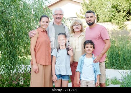 Horizontales mittellange Porträt, wenn große Familie bestehend aus Großeltern, Eltern und zwei Kindern Stockfoto