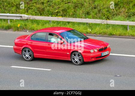 2004 rot Jaguar X-Type Sport D; Fahrzeuge, die Fahrzeuge auf britischen Straßen fahren, Motoren, Fahrzeuge auf dem Autobahnnetz der M6. Stockfoto