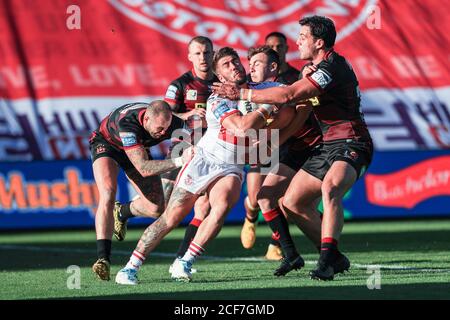 Greg Minikin (5) von Hull KR wird von Liam angegangen Byrne (20) von Wigan Warriors Stockfoto