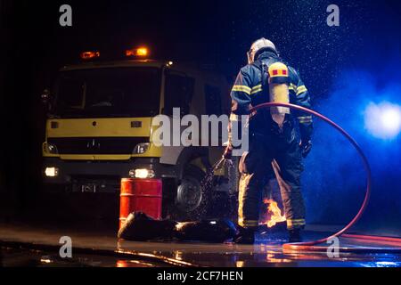 Muskulöser Feuerwehrmann auf Mission Stockfoto