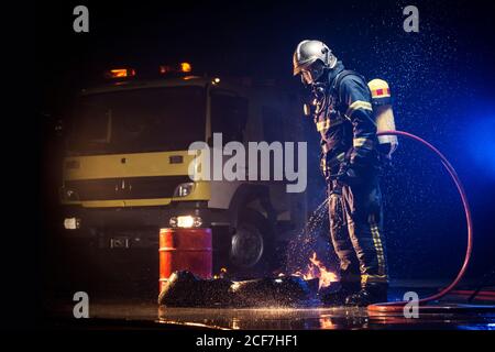 Muskulöser Feuerwehrmann auf Mission Stockfoto