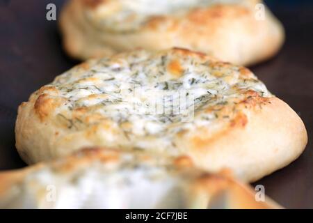 Heißer Spinat Feta Käse Kuchen frisch aus dem Ofen gebacken. Nahaufnahme. Stockfoto