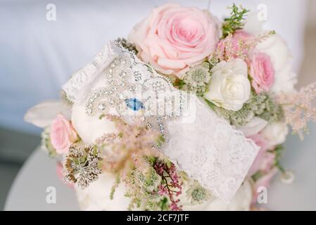 Von oben von Bündel von frischen Rosen in Braut angeordnet Bouquet und in hellen Wohnung platziert Stockfoto